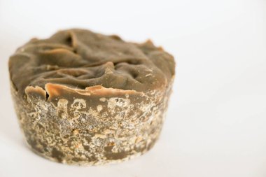 Beyaz arka planda doğal, el yapımı organik sabunlar.