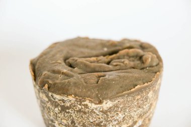 Beyaz arka planda doğal, el yapımı organik sabunlar.