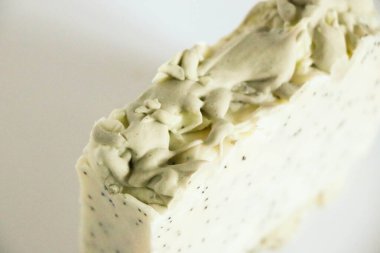 Beyaz arka planda doğal, el yapımı organik sabunlar.