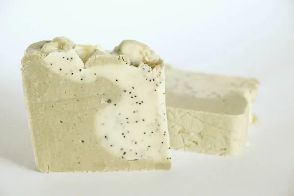Bary přírodního, ručně vyrobeného organického mýdla na bílém pozadí — Stock fotografie