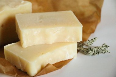 Beyaz arka planda doğal, el yapımı organik sabunlar.