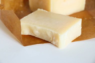 Beyaz arka planda doğal, el yapımı organik sabunlar.