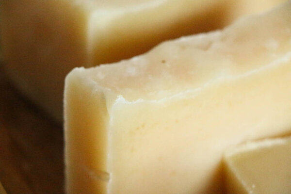 Бары натурального органического мыла ручной работы на белом фоне
