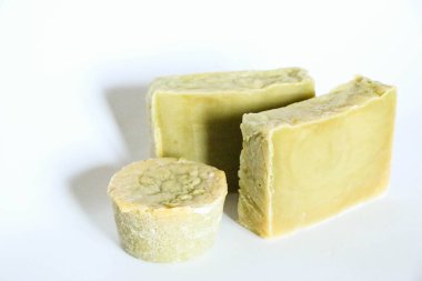 Beyaz arka planda doğal, el yapımı organik sabunlar.