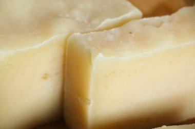 Beyaz arka planda doğal, el yapımı organik sabunlar.