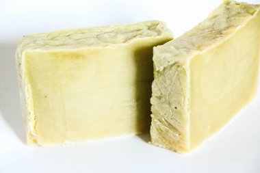 Beyaz arka planda doğal, el yapımı organik sabunlar.