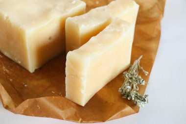 Beyaz arka planda doğal, el yapımı organik sabunlar.