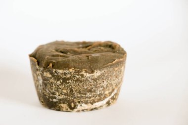 Beyaz arka planda doğal, el yapımı organik sabunlar.