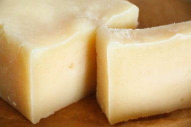 Beyaz arka planda doğal, el yapımı organik sabunlar.