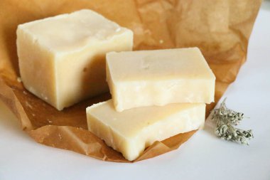 Beyaz arka planda doğal, el yapımı organik sabunlar.