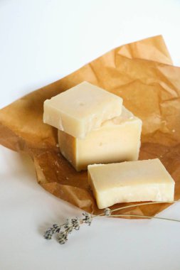 Beyaz arka planda doğal, el yapımı organik sabunlar.