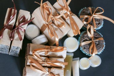 Hediye paketinde doğal vücut bakımı seti