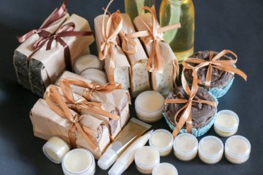 Hediye paketinde doğal vücut bakımı seti