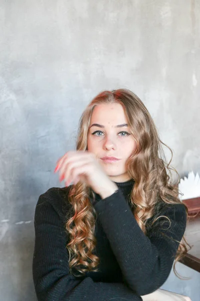 Belle Femme Avec Longs Cheveux Bouclés Bijoux Posant Dans Café — Photo