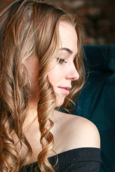 Hermosa Mujer Con Pelo Largo Rizado Joyas Oro Posando Café —  Fotos de Stock