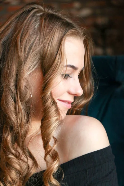 Belle Femme Avec Longs Cheveux Bouclés Bijoux Posant Dans Café — Photo