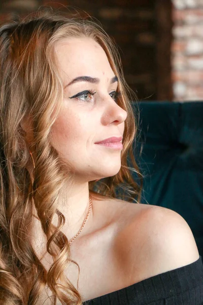 Uzun Kıvırcık Saçlı Altın Takılı Güzel Bir Kadın Bir Kafede — Stok fotoğraf