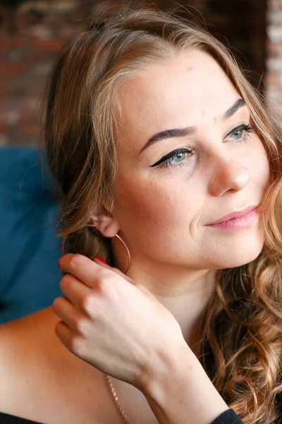 Beautiful Woman Long Curly Hair Gold Jewelry Posing Cafe Large — Stock Photo, Image