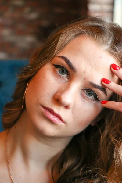 Hermosa Mujer Con Pelo Largo Rizado Joyas Oro Posando Café —  Fotos de Stock