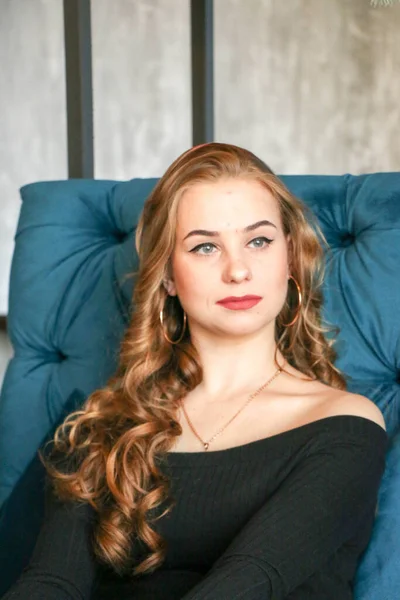 Belle Femme Avec Longs Cheveux Bouclés Bijoux Posant Dans Café — Photo