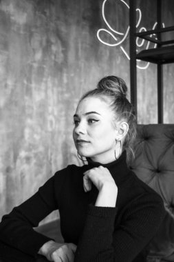 Siyah elbise giyen zarif sarışın kız bir kafede dinleniyor. Reklam, moda, ticari tasarım. Siyah elbiseli bir kız. Bir kafede güzel bir kız.