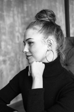 Siyah elbise giyen zarif sarışın kız bir kafede dinleniyor. Reklam, moda, ticari tasarım. Siyah elbiseli bir kız. Bir kafede güzel bir kız.