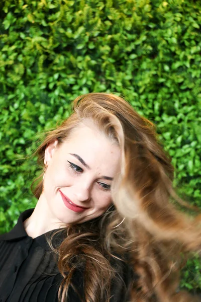 Uzun Kıvırcık Saçlı Altın Takılı Güzel Bir Kadın Bir Kafede — Stok fotoğraf