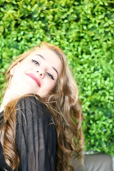 Hermosa Mujer Con Pelo Largo Rizado Joyas Oro Posando Café —  Fotos de Stock