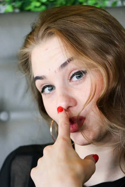 Belle Femme Avec Longs Cheveux Bouclés Bijoux Posant Dans Café — Photo