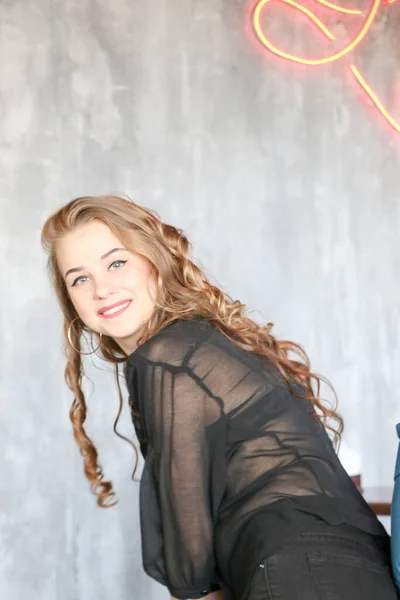 Schöne Frau Mit Langen Lockigen Haaren Und Goldschmuck Posiert Einem — Stockfoto