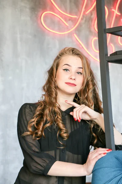 Mulher Bonita Com Cabelo Encaracolado Longo Jóias Ouro Posando Café — Fotografia de Stock