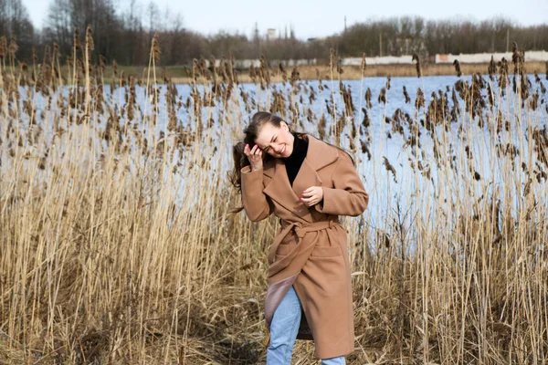 Buiten Levensstijl Modeportret Van Gelukkig Prachtig Blond Meisje Mooie Glimlach — Stockfoto