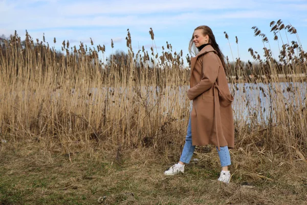 Buiten Levensstijl Modeportret Van Gelukkig Prachtig Blond Meisje Mooie Glimlach — Stockfoto