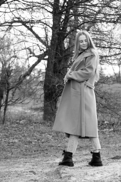 Utomhus Livsstil Mode Porträtt Glad Fantastisk Blond Flicka Ett Vackert — Stockfoto