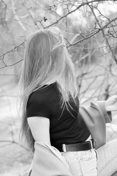 户外生活时尚肖像快乐迷人的金发女孩 美丽的微笑 长长的浅色头发 穿着时髦的外套 快乐快乐的女人 漫步在自然景观上 靠近干枯的芦苇和湖泊 黑人和白人 — 图库照片