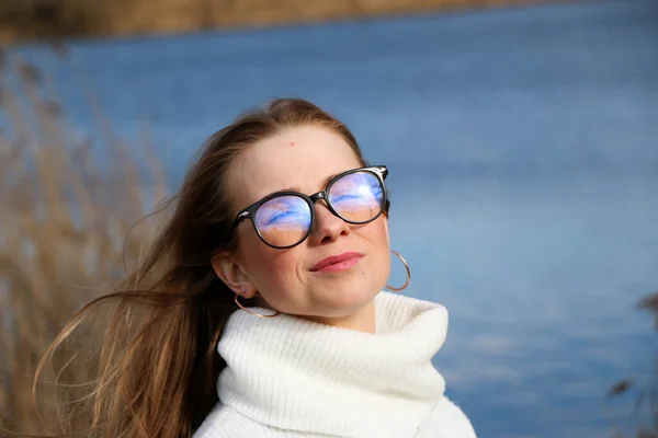 Söt Ung Kvinna Vit Tröja Och Glasögon Poserar Kameran Utomhus — Stockfoto