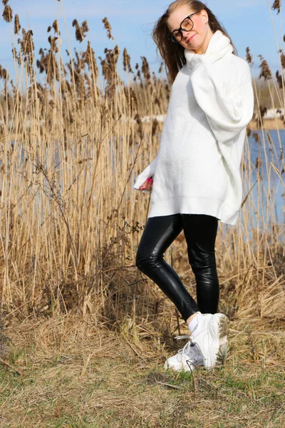 Mujer Bastante Joven Posando Cámara Aire Libre Antecedentes Bulrush Aire — Foto de Stock