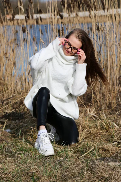 Mujer Bastante Joven Posando Cámara Aire Libre Antecedentes Bulrush Aire — Foto de Stock