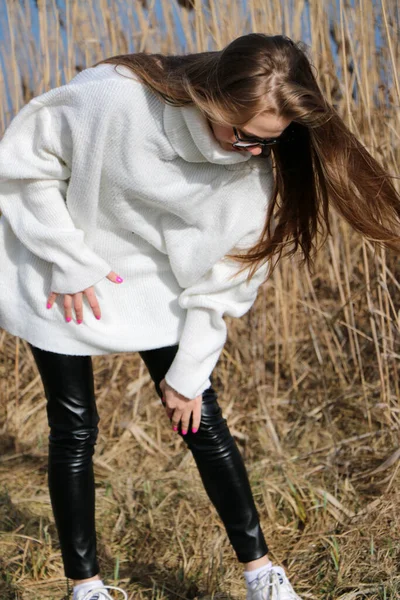 Mujer Bastante Joven Posando Cámara Aire Libre Antecedentes Bulrush Aire —  Fotos de Stock