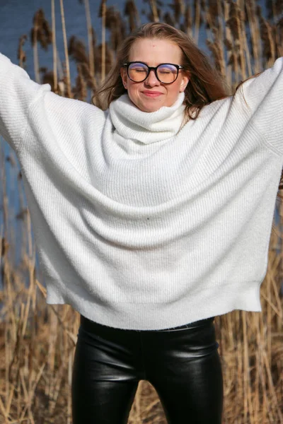 Mujer Bastante Joven Posando Cámara Aire Libre Antecedentes Bulrush Aire —  Fotos de Stock