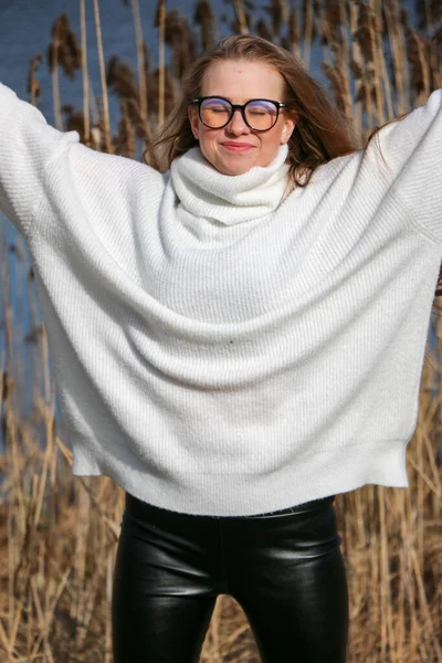 Hezká Mladá Žena Pózující Venku Před Kamerou Bulrush Pozadí Venkovní — Stock fotografie