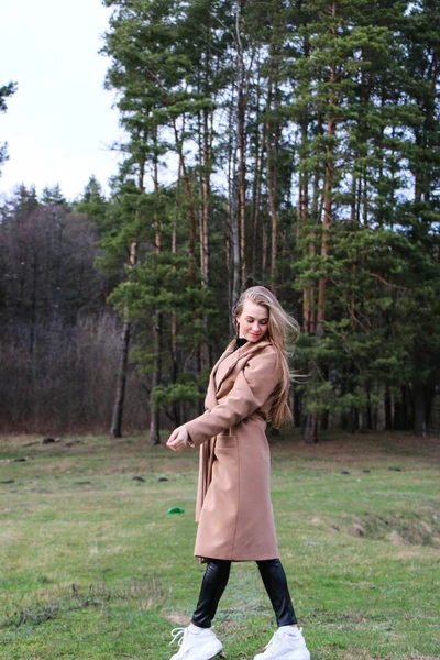 Vacker Flicka Blond Med Långt Hår Går Våren Nära Skogen — Stockfoto