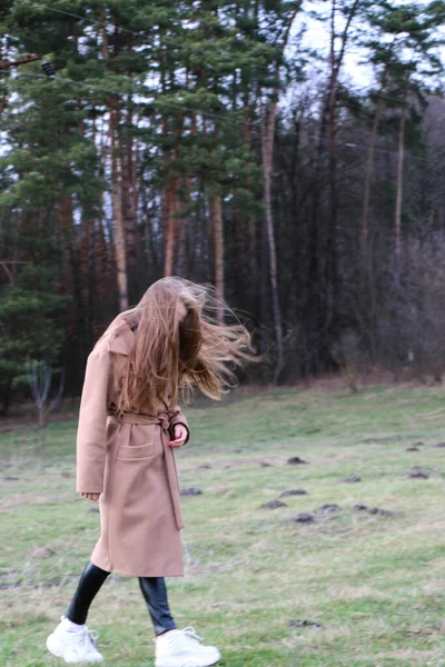 Menina Bonita Loira Com Cabelos Longos Caminha Primavera Perto Floresta — Fotografia de Stock