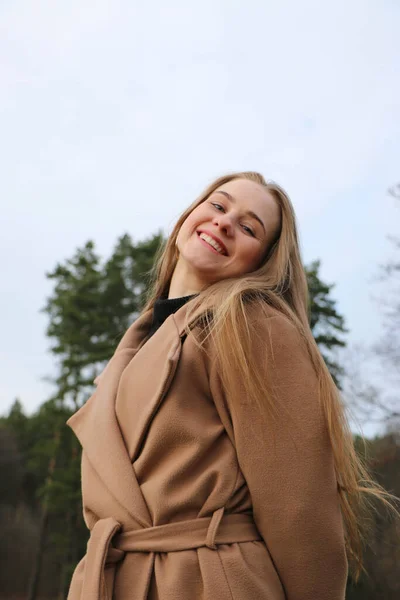 Schöne Mädchen Blond Mit Langen Haaren Spaziert Frühling Der Nähe — Stockfoto