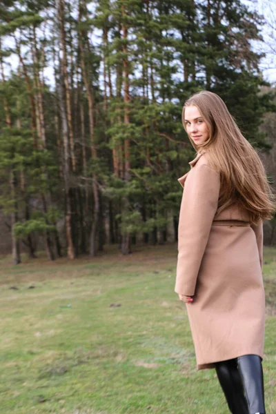 Vacker Flicka Blond Med Långt Hår Går Våren Nära Skogen — Stockfoto