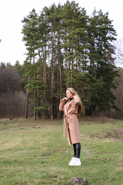 Mooi Meisje Blond Met Lang Haar Wandelingen Het Voorjaar Buurt — Stockfoto