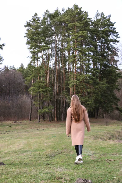 Menina Bonita Loira Com Cabelos Longos Caminha Primavera Perto Floresta — Fotografia de Stock