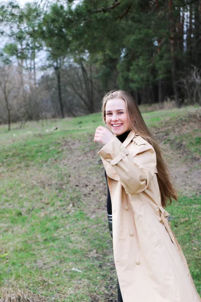 Menina Bonita Loira Com Cabelos Longos Caminha Primavera Perto Floresta — Fotografia de Stock