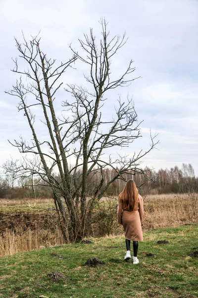 Menina Bonita Loira Com Cabelos Longos Caminha Primavera Perto Floresta — Fotografia de Stock