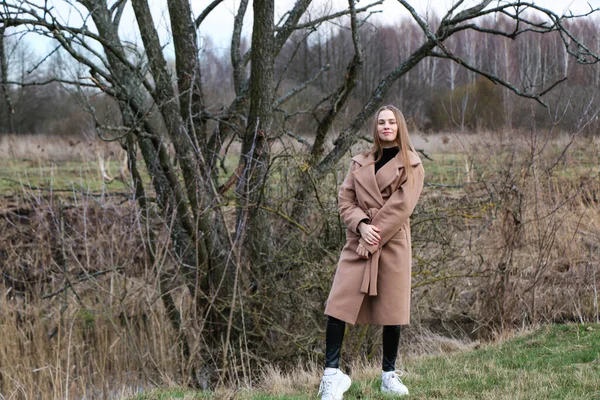 Gyönyörű Lány Szőke Hosszú Hajú Sétál Tavasszal Közel Erdő Barna — Stock Fotó